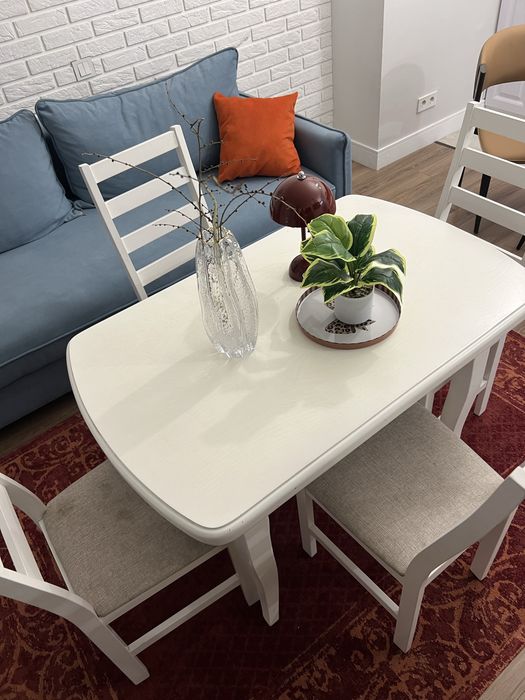 Продам кухонный стол и стулья