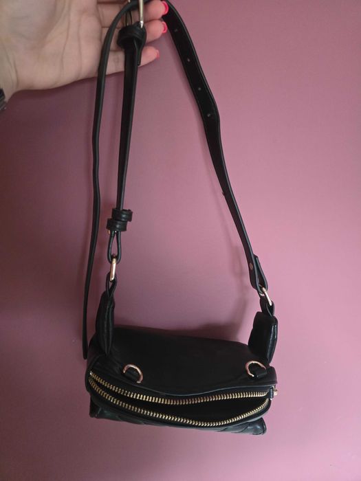 Спортна черна чанта - Guess