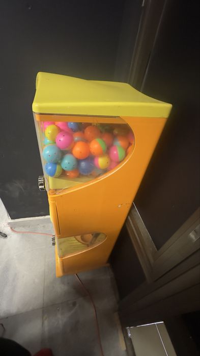 Вендинг машина за топки/капсули – 2 нива – ПЕЧЕЛИ ОТ ДЕН 1 (300 топки)