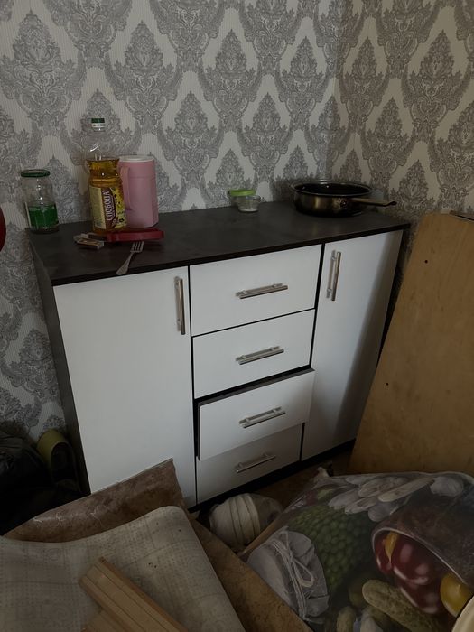Продается кухонный гарнитур, дверь, зеркало, комод