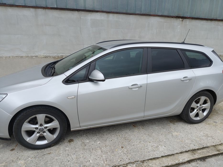 Продавам OPEL Astra спортс таурер