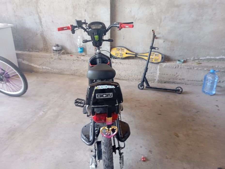 Продам скутер ск8
