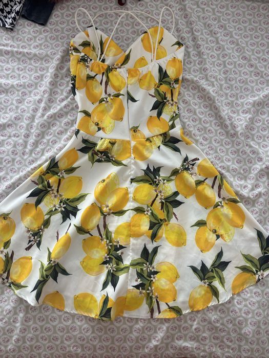 Лятна рокля на лимони