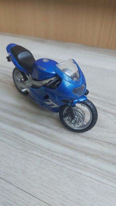 Vând machetă motocicletă Triumph TT 600 scara 1:18 cu defect