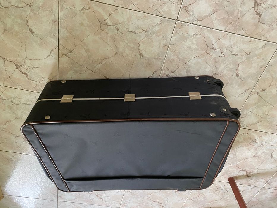 Продавам куфар с колела размер вис.74 см шир.25 см