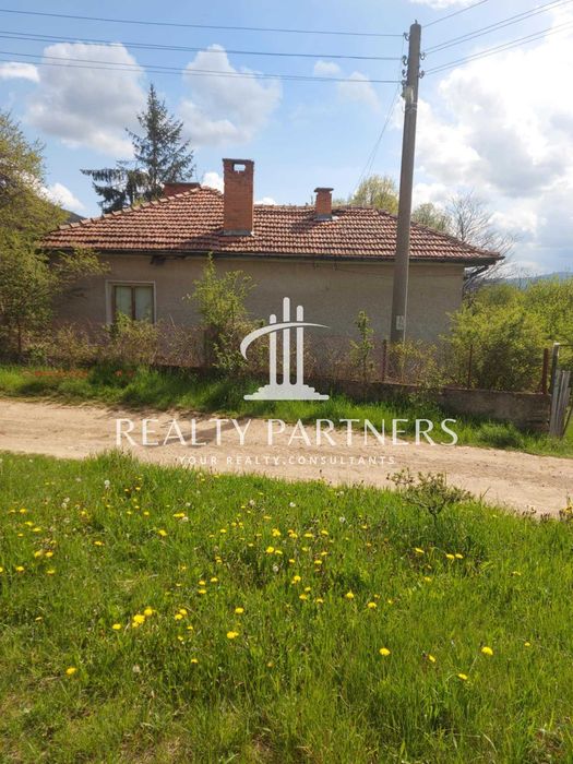 Двуетажна масивна къща с голям двор в китното село Туроковци