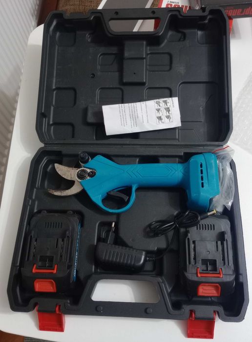 Foarfeca electrica de gradina cu 2 baterii 48V la cutie