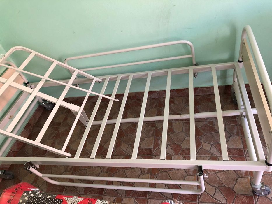 Vând pat  electric rabatabil special pt bolnavi imobilizați la pat!!