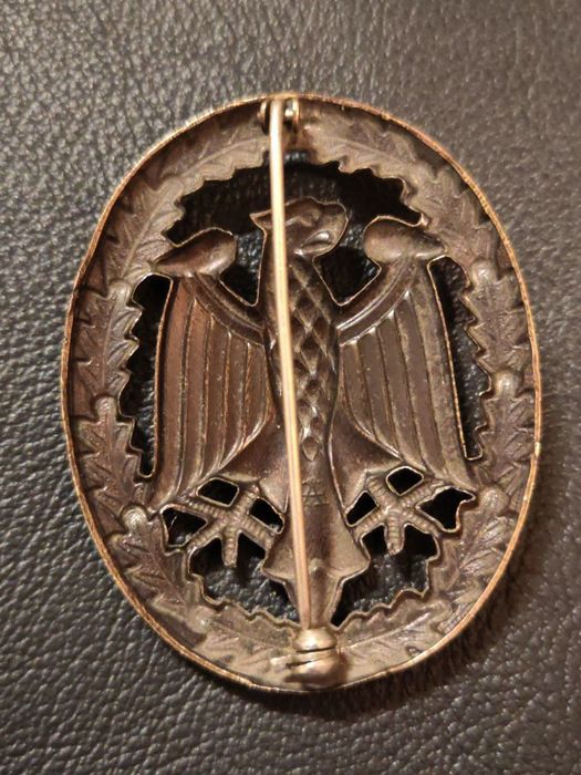 Продаётся знак отличия Бундесвера.
