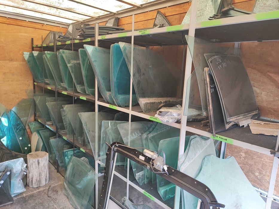 Стъкла предни задни и за врати от Мерцедес