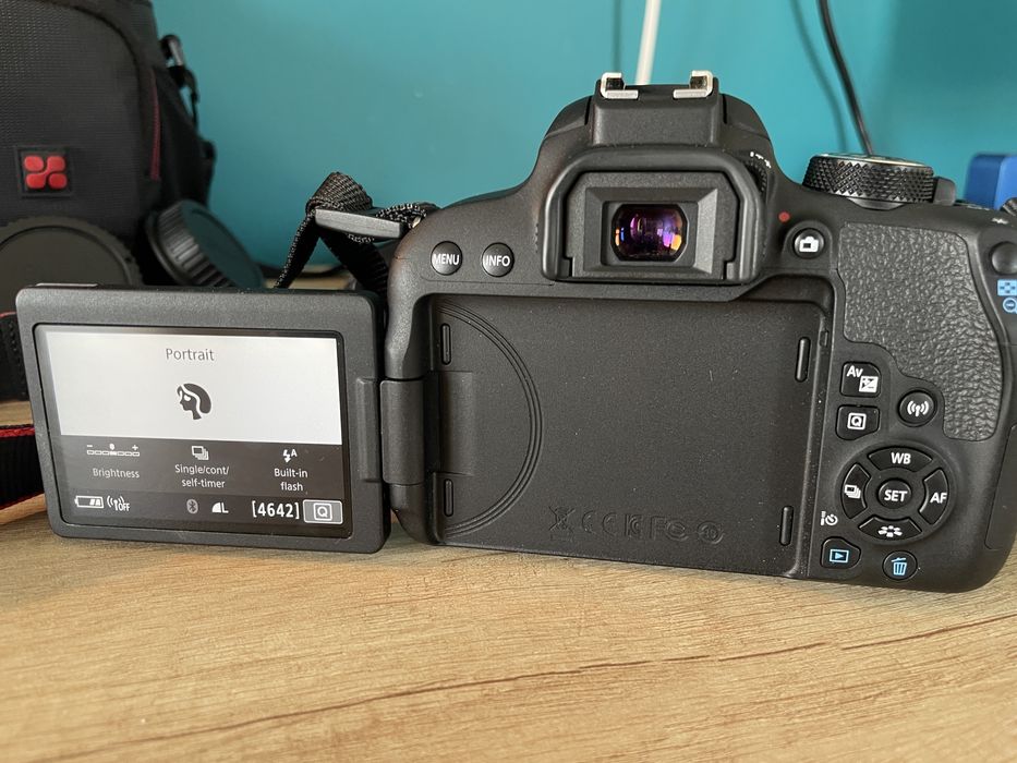 Cameră Canon EOS 800D