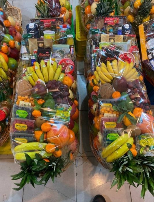 Meva va har hil savatlar yangi yil bayrami uchun