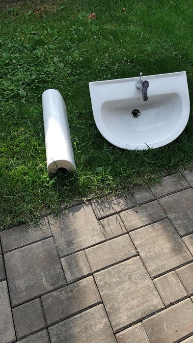 2 cazi baie, un vas wc cu bazin , chiveta cu piciorși  3 uși  de 80 cm,stare foarte bună