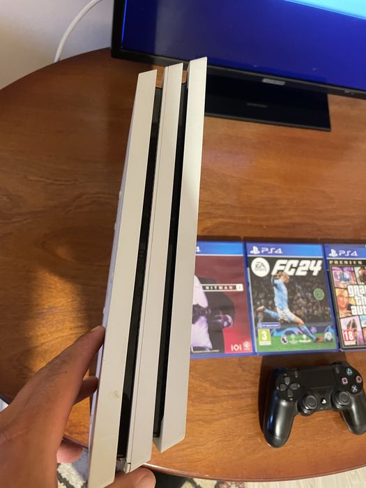 Vând PS4 Pro 1TB Urgent în stare foarte bună.