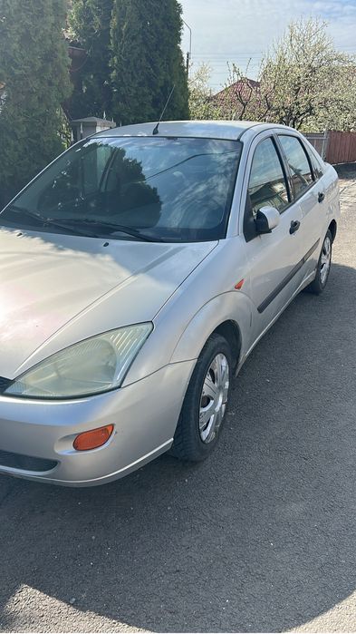 Vand Ford Focus berlina din  2001 motor 1.4 benzina , masina nu am mai pornit-o de un an  nu mai are Itp nici asigurare .