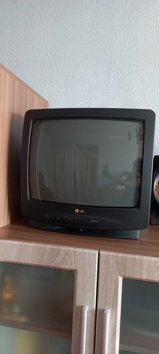 Телевизор, светильник,  салатник