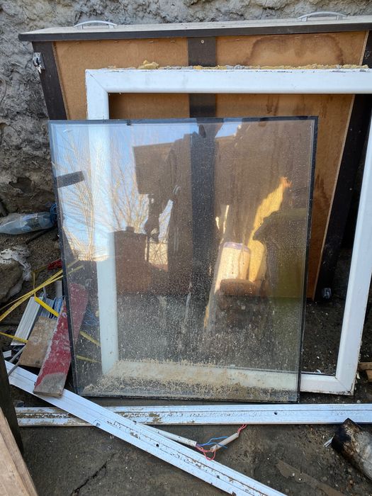 Vând urgent uși și geamuri termopan