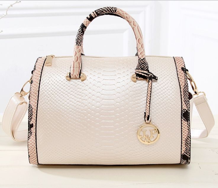 Дамска чанта + още модели раници и чанти