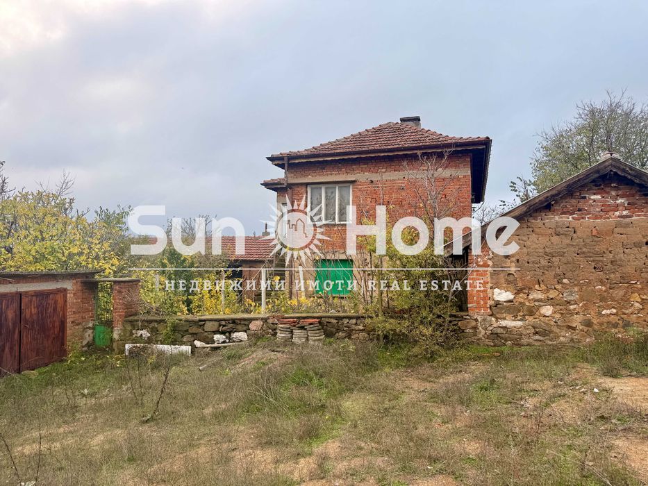 Поддържана тухлена къща  в село Овчарово