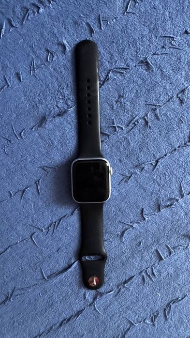 Продам Apple Watch SE