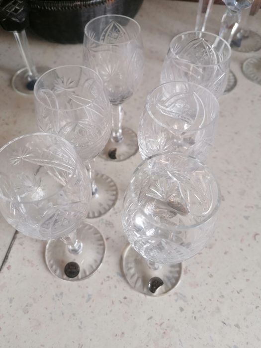 Set de pahare fabricat manual în România și conține peste 24% oxid de plumb, impecabile