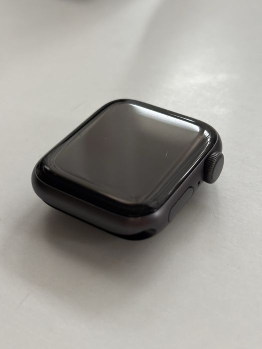 Apple Watch Series 4 - 40mm Space Gray(Aluminum) + Black Sport Band