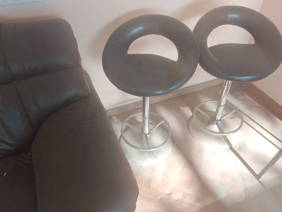 Диван кожаный в хорошем состоянии