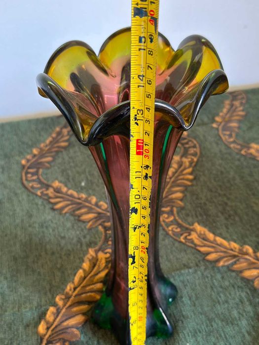 Vază sticlă suflată manual, formă de floare, stil Art Nouveau, degrade galben-roz-verde