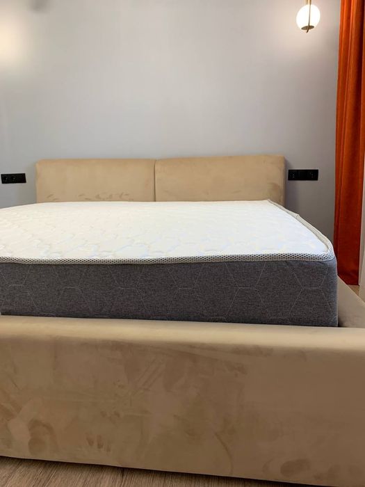 Двухспальная кровать с подъемным механизмом