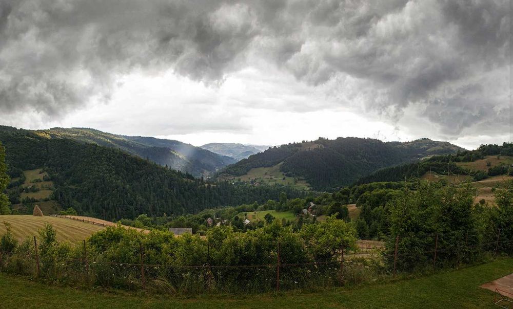 Complex turistic în Munții Apuseni–3 clădiri, 10 camere, teren 3740 mp