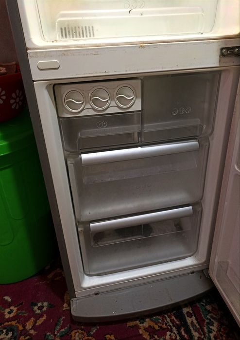 Холодильник сотилади