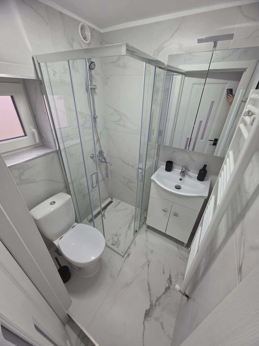 De închiriat – Garsonieră spațioasă la casă, cartier Ștrand