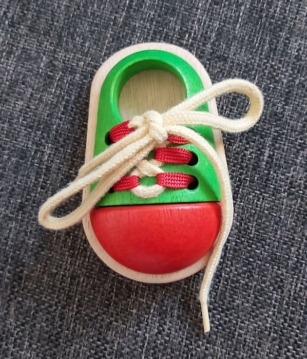 Pantof de jucarie cu sireturi pentru copii