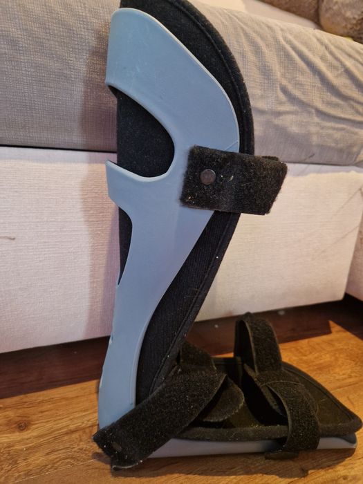 Продавам чистонови патерици и ортеза за фиксация на глезен