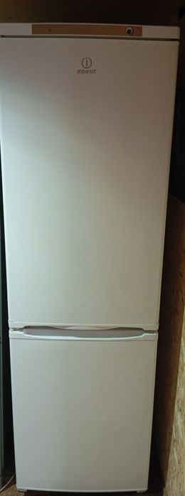 Продам холодильник indesit