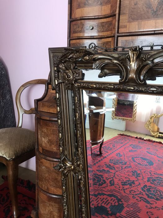 Oglindā Empire deosebitā