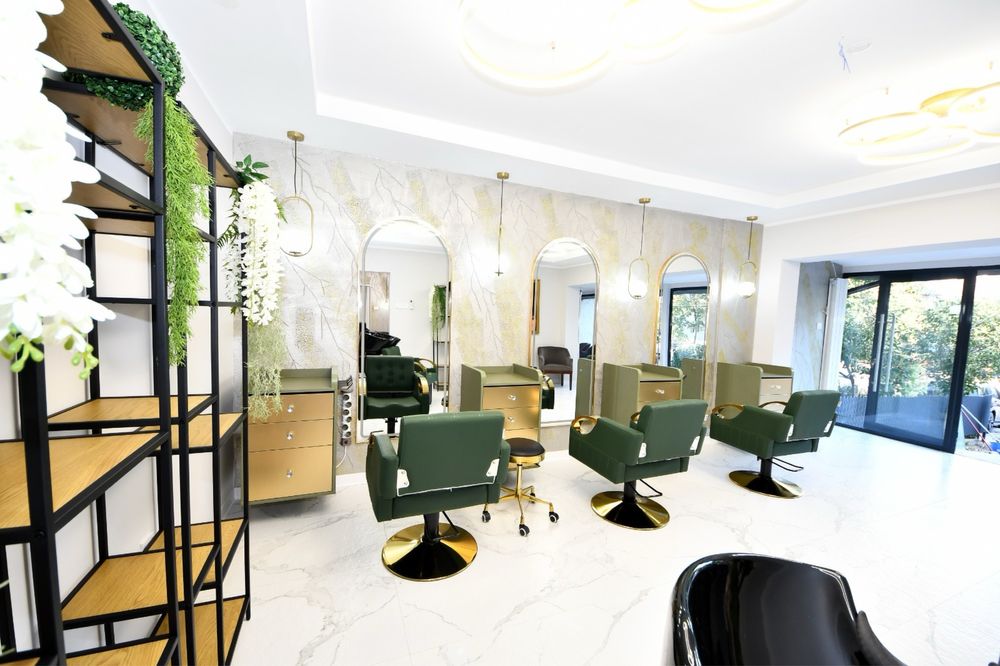 Închiriez post coafor/frizerie