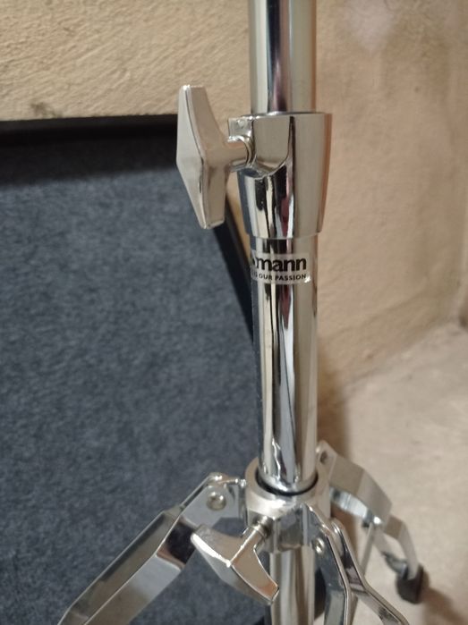 Маса за сцена-перкусии, лаптопи, диджей