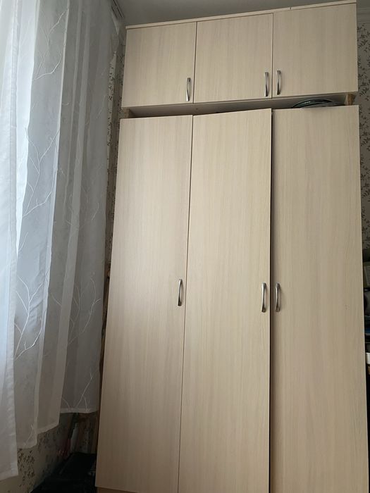 Срочно продам два  шкафа:  Купе  из мдф с зеркалом и шкаф с полками