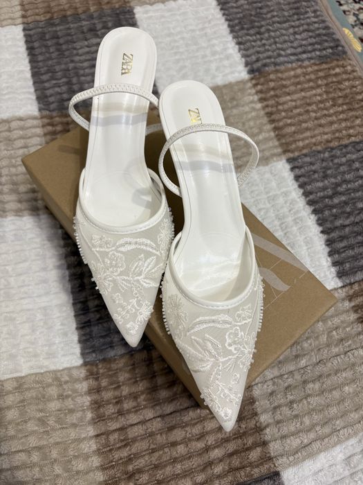 Белые невысокие каблуки Zara