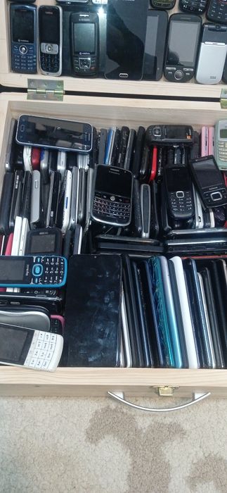 Telefoane cu butoane si multe mari cu displey spart