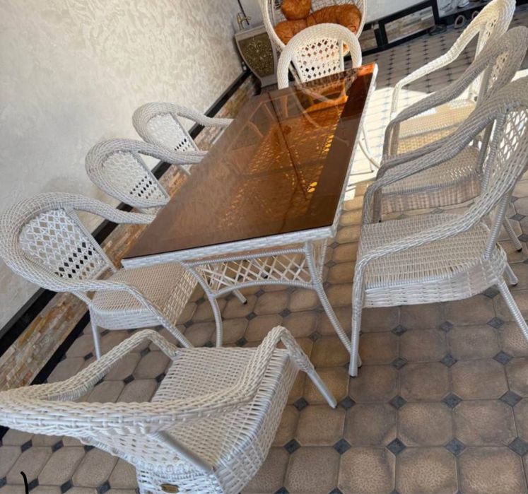 Ratan To’rtburchak stol va 8 stuli bilan sotiladi