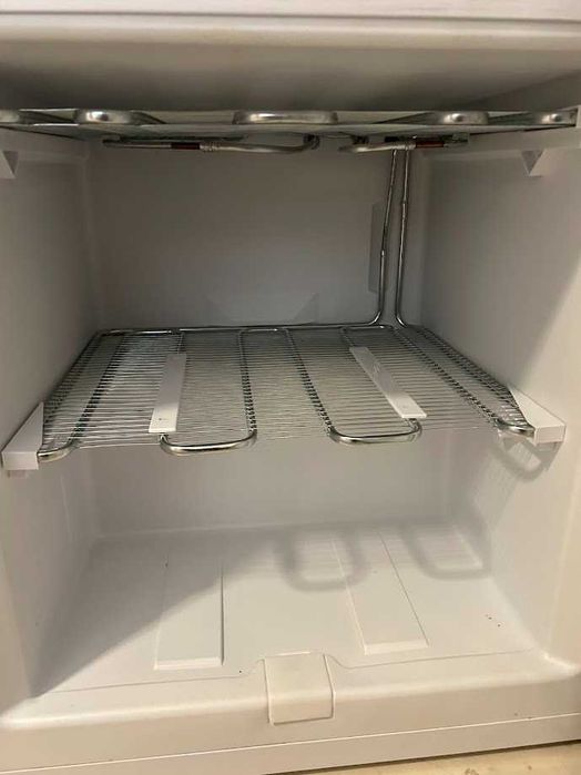 Хладилник с долна камера Whirlpool