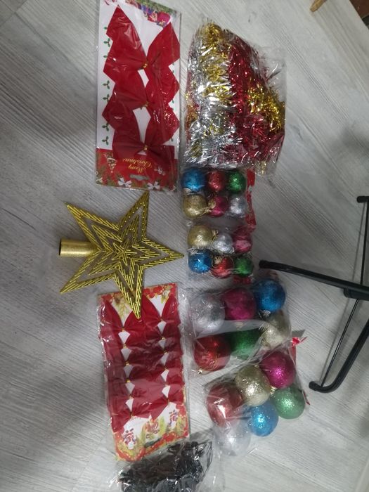 Brad artificial 1.8m, set complet cu decorațiuni
