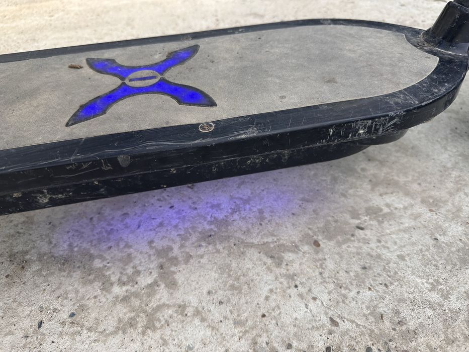 Vand trotineta electrica cu led uri si bluetooth