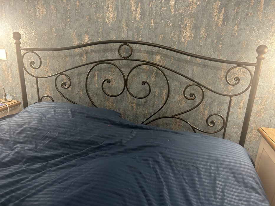Pat fier forjat cu somiera si saltea (stare foarte buna)