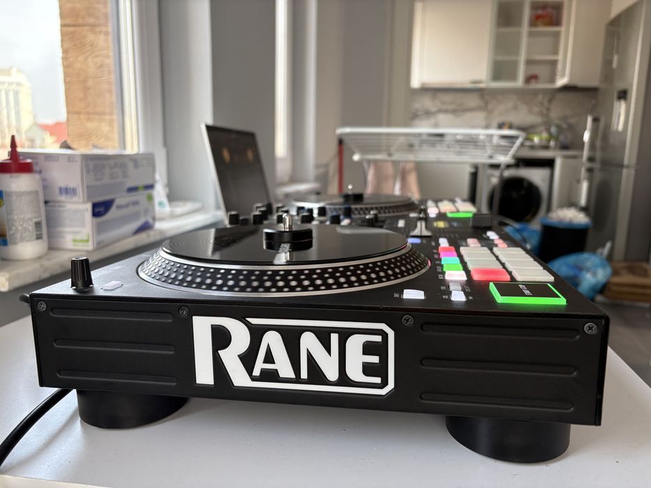 Consola DJ Rane One + Geantă