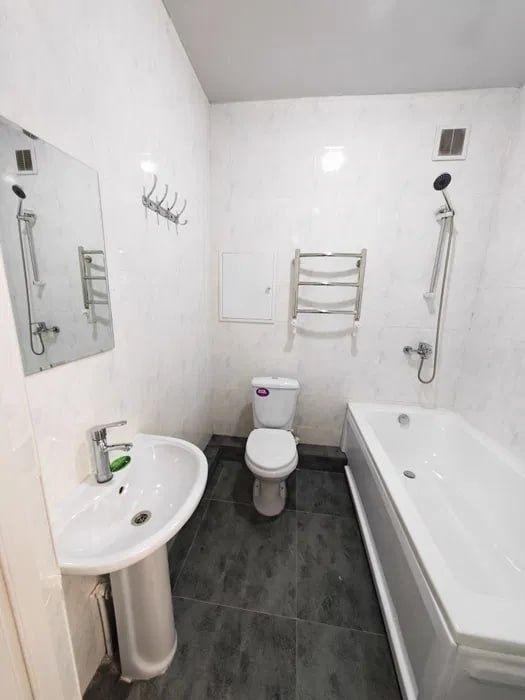 Bodomzor metro oldida 1 xonali uy ijaraga beriladi