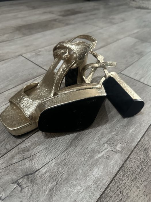 Златни обувки с дебел ток