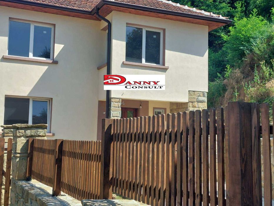 Двуетажна реновирана къща в с. Радевци - Габровски балкан